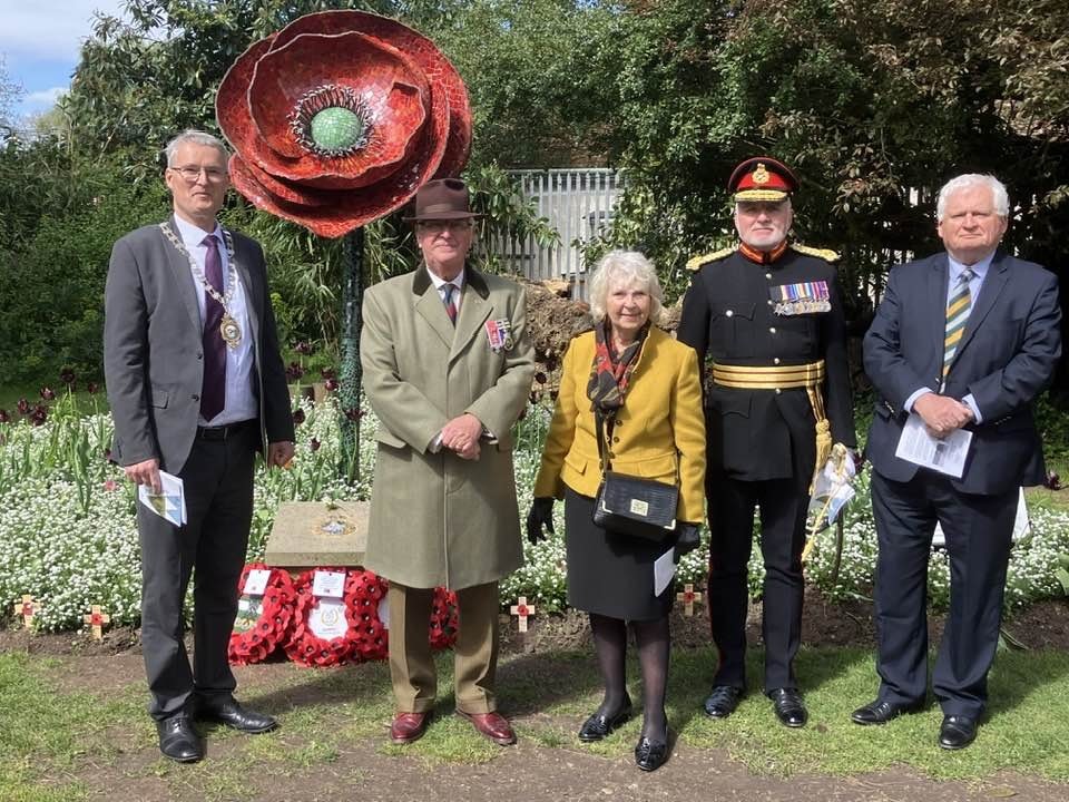 A service was held in Worcester on Saturday, in memory of the Worcestershire Yeomanry who died at the battle of Qatia. Pictured @WorcesterMayor, Col Cartwright, Mrs Barbara Hingley, niece of Harry Hodges, killed at the battle, Maj Gen Armstrong DL & Major Harvey. #Worcestershire