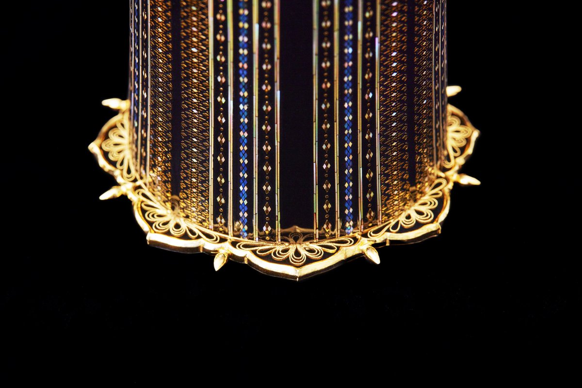 Unveiled the latest work:

Incense Burner with Inlaid Gold and Mother-of-pearl, “Brilliant Rays”
@Yasuhiro_Asai

Photo by Tadayuki Minamoto
#AsaiYasuhiro #urushiart