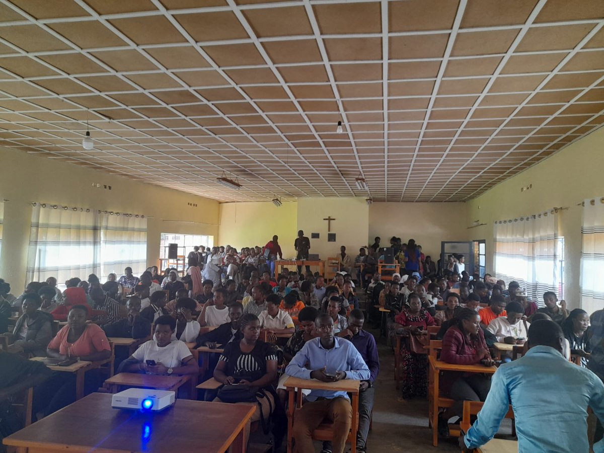 Projection 5 – Catholic University de Huye, Taba. Salle bondée dont une majorité d’étudiants, nés après 1994. Échanges passionnants sur le sens du film au Rwanda et en Occident. Sur qui parle et depuis où on parle @Kwibuka30 @BelgiumRwanda @IF_Rwanda @KwibukaRwanda @AwexWbiKigali