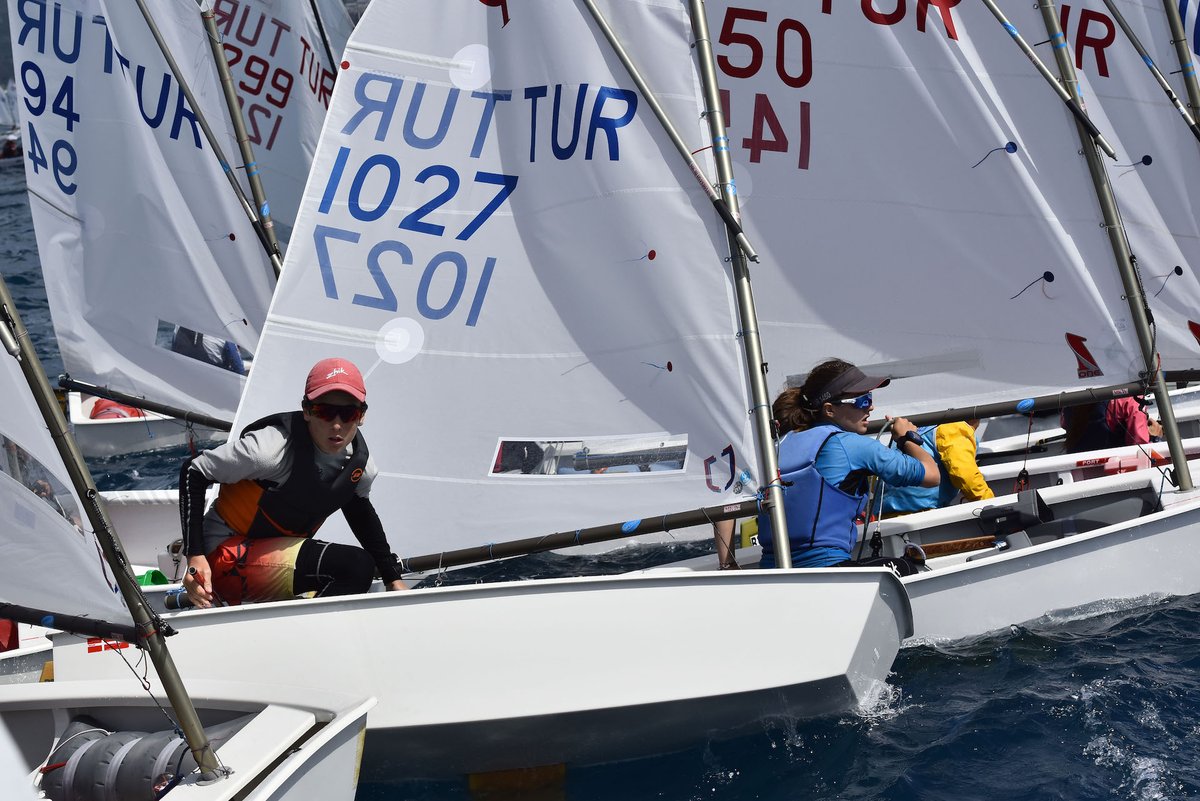 TurkiyeYelken's tweet photo. 237 sporcunun katılımıyla gerçekleşen 2023 - 2024 Yılı TYF Yelken Ligi 2. Ayak Optimist sınıfının 1. Gün yarışları! 🙌🏻 🌊 ⛵
#türkiyeyelkenfederasyonu #tyf #tyfyelkenligi #2024türkiyeşampiyonası #optimist #optimistsailing #yalıkavakyelkenkulübü #bodrum #yalıkavak https://t.co/jGiP1t9uLB
