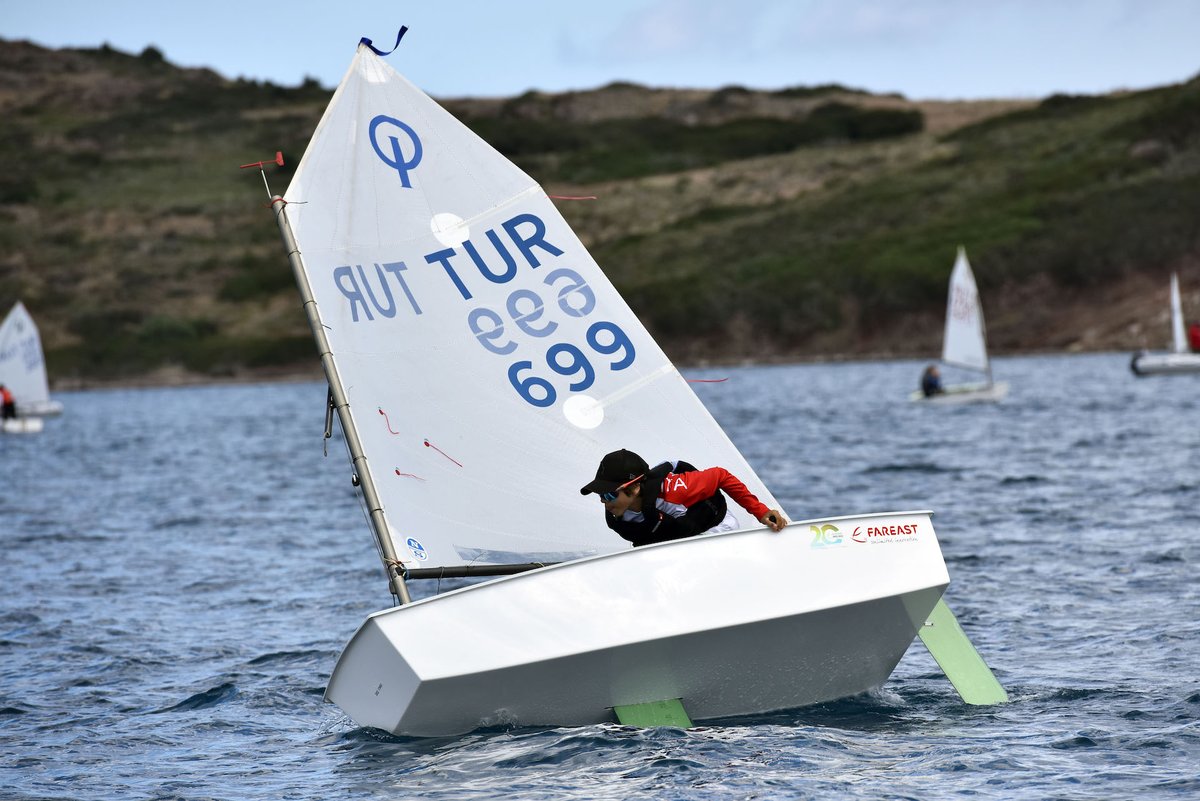 TurkiyeYelken's tweet photo. 237 sporcunun katılımıyla gerçekleşen 2023 - 2024 Yılı TYF Yelken Ligi 2. Ayak Optimist sınıfının 1. Gün yarışları! 🙌🏻 🌊 ⛵
#türkiyeyelkenfederasyonu #tyf #tyfyelkenligi #2024türkiyeşampiyonası #optimist #optimistsailing #yalıkavakyelkenkulübü #bodrum #yalıkavak https://t.co/jGiP1t9uLB