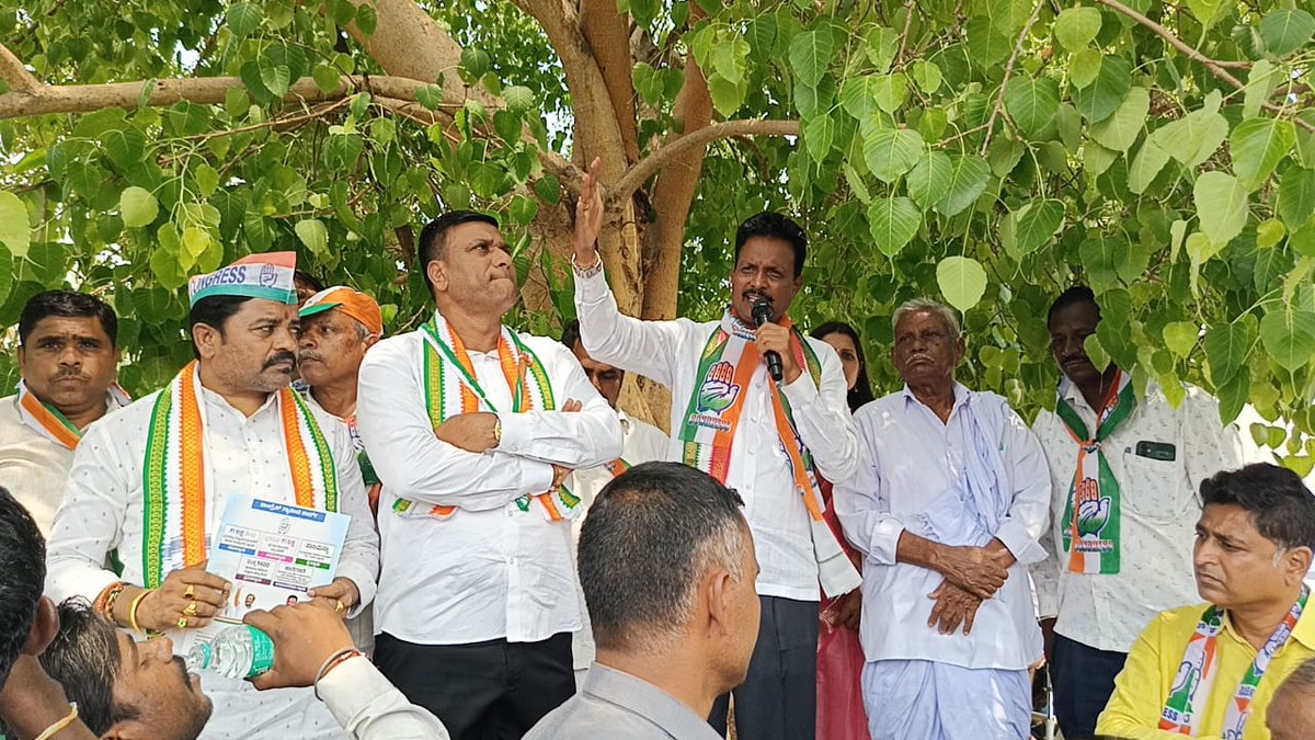 ಇಂದು ಹಗರಿಬೊಮ್ಮನಹಳ್ಳಿ ವಿಧಾನಸಭಾ ಕ್ಷೇತ್ರದ ರಾಂಪುರ  ಗ್ರಾಮ ಪಂಚಾಯತ್ ನಲ್ಲಿ ನಡೆದ ಪ್ರಚಾರ ಸಭೆಯಲ್ಲಿ .
#LokSabhaElections2024