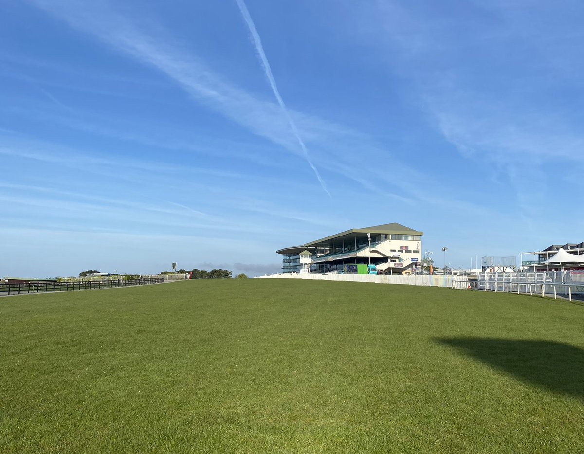 🫶🏼BALLYBRIT There she is, sitting pretty, bathing in that gorgeous sun. Just think, 14 weeks to go until we welcome you al back for the 2024 Galway Races Summer Festival!! 🥳☀️🥂🍴🎉Eek ☺️ Bring it on we say!! In the meantime, roll on @punchestownraces #HelloSunshine…