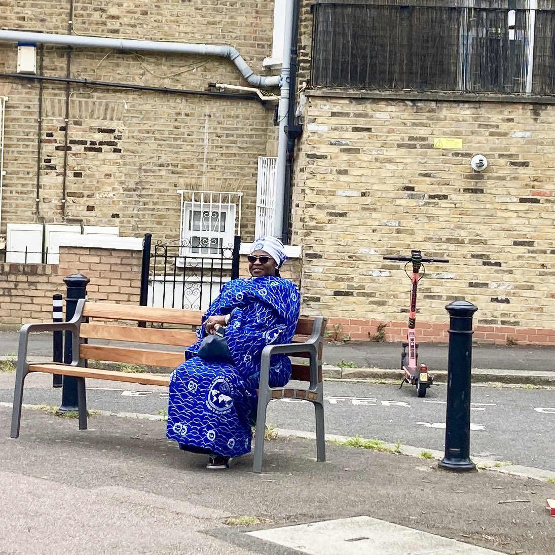 Benches are an important part of street infrastructure to make walking accessible to more people. Thank you @lb_southwark @SuecharlieSmith @mcash for getting this lovely new bench installed on East Dulwich Grove #StreetsForPeople #SE22 💫