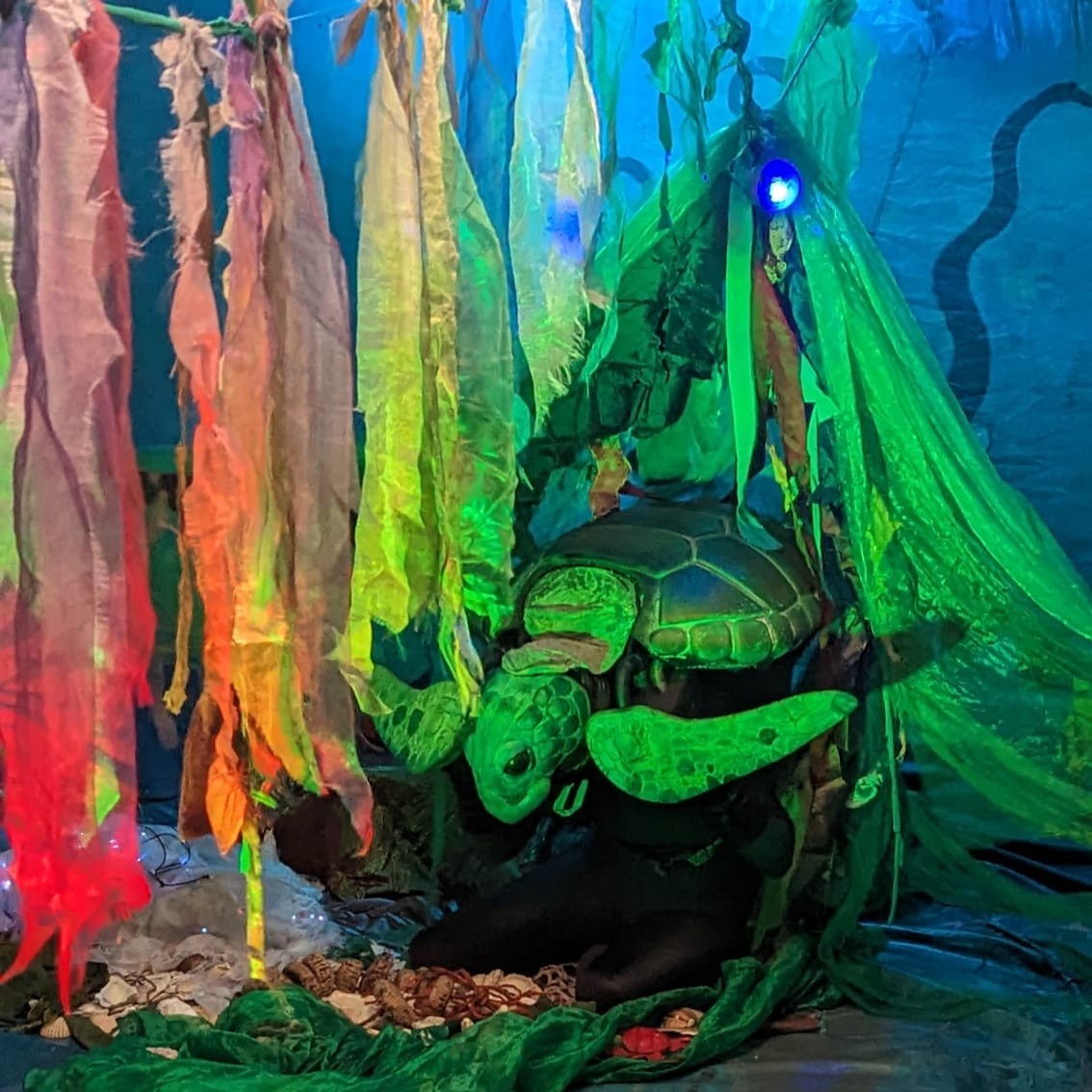 UniofStaffs's tweet photo. Over the weekend @StaffsUni and @PotteriesMuseum marked #EarthDay as families joined them to Make Plastic History.

The educational event celebrated the ingenuity of human history in combating plastic pollution, led by Professor in Environmental Science Dr Claire Gwinnett. 🐳🌍✨ https://t.co/jTyzUX7Oeo