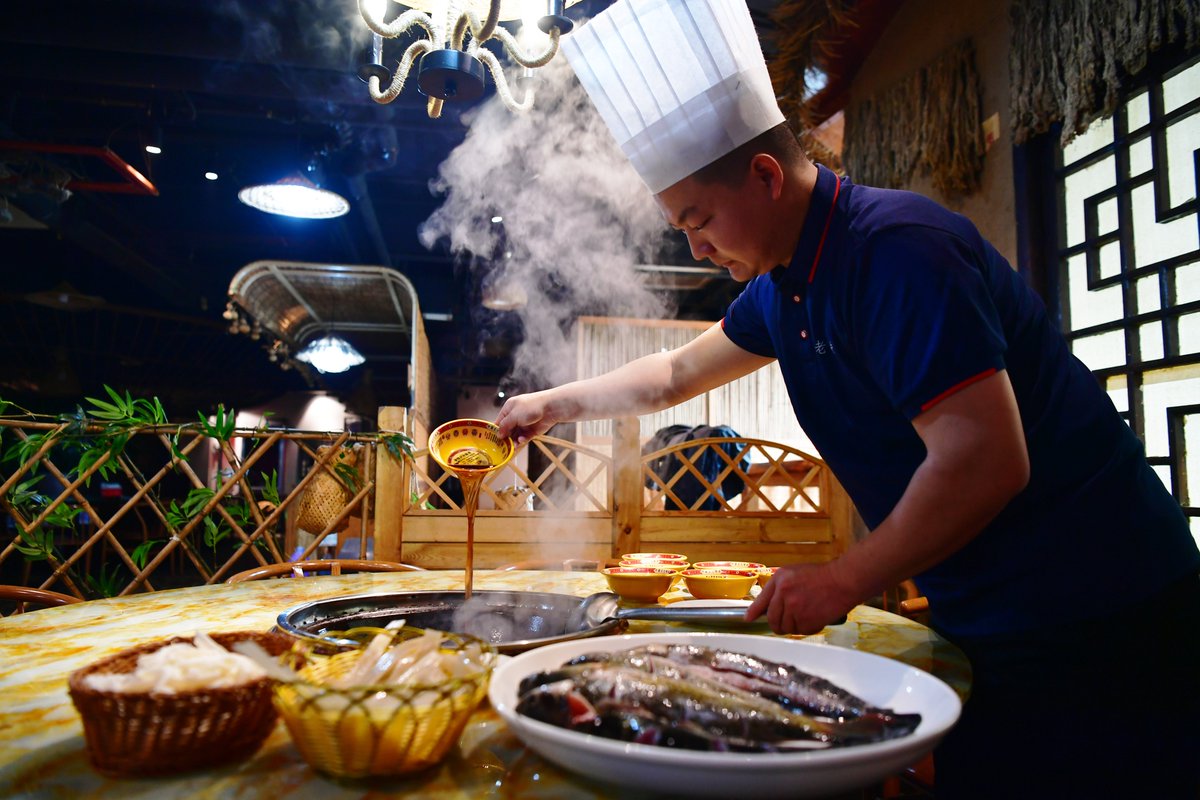 LetChinese's tweet image. In the vicinity of #Baiyangdian, the largest freshwater lake in northern China, whether it's local #foodies or young people who have recently arrived here, when it comes to their favorite #delicacy, they will always guide you to a #fish stew restaurant…🐠🐠🐠#Heibei #fishlover