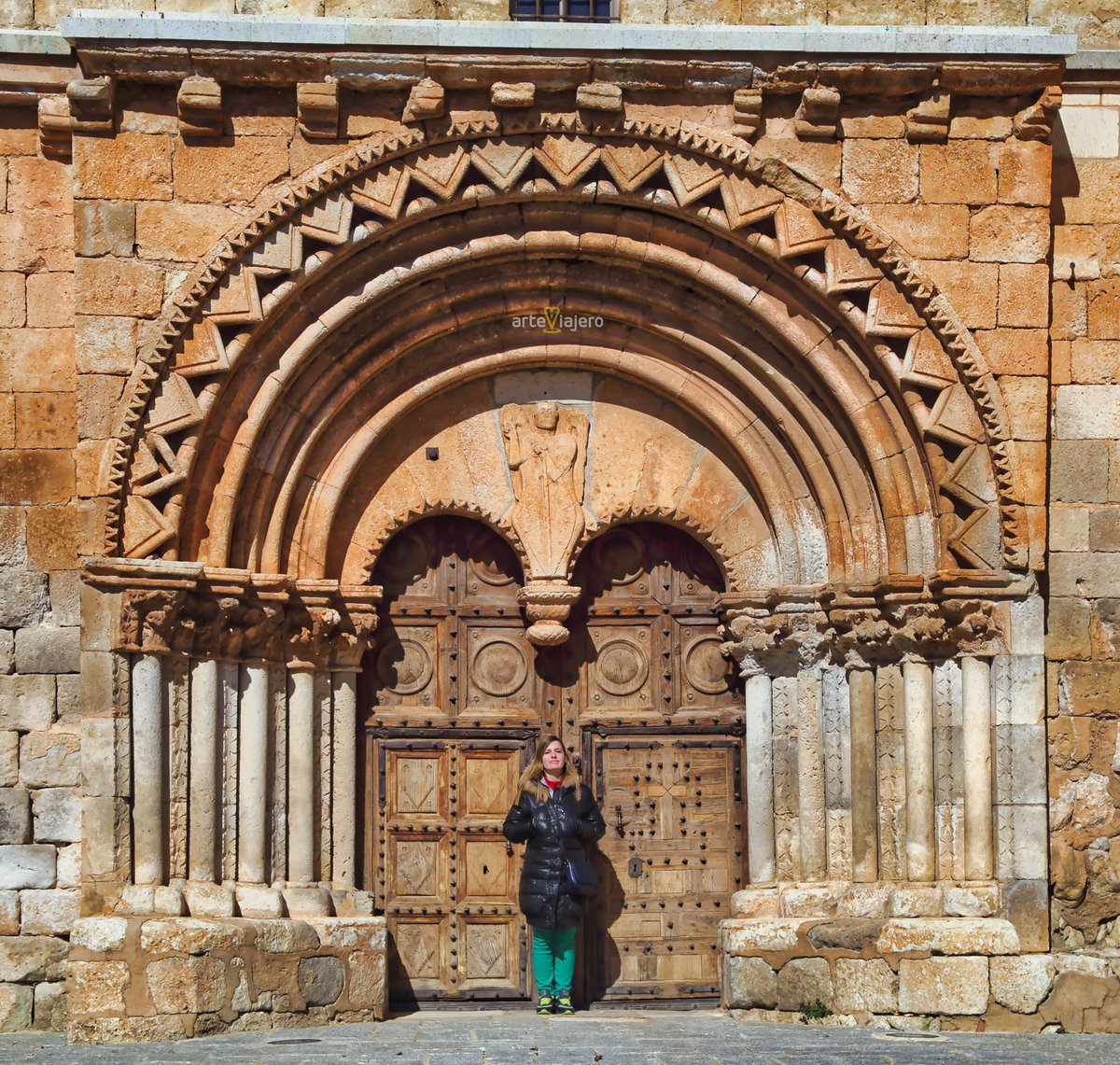 La iglesia de Caltojar nos ofrece una de las portadas más interesantes del arte románico de la provincia de #Soria. Su tímpano presenta un bajorrelieve con San Miguel Arcángel y un capitel pinjante #FelizLunes #BuenosDias