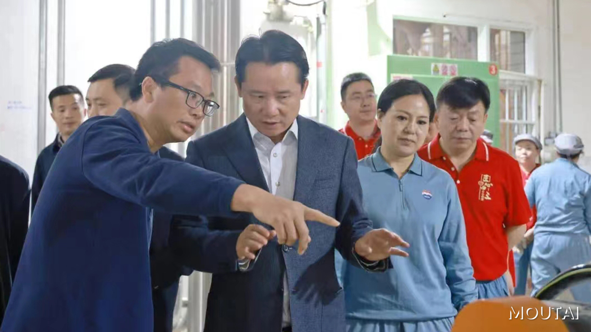 In leading the team to check the third round of yeast-making, Ding Xiongjun, Chairman of #Moutai Group emphasized that it’s necessary to create a better working environment and development opportunities for the staff and to build a strong talent team through training. #MoutaiNews
