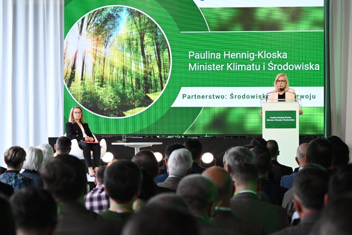 hennigkloska's tweet photo. Potrzebujemy konkretnych zmian, nowej filozofii myślenia o lasach. Leży to w interesie wszystkich stron.

Naszym celem jest wypracowanie rozwiązań, które pozwolą wyłączyć 20% najcenniejszych przyrodniczo i społecznie lasów przy jednoczesnym zapewnieniu surowca dla przemysłu. To możliwe, zrobimy to!
#OgólnopolskaNaradaoLasach