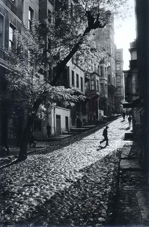 📷by Ara Güler, Tarlabaşı, 1965 
#photography #AraGüler