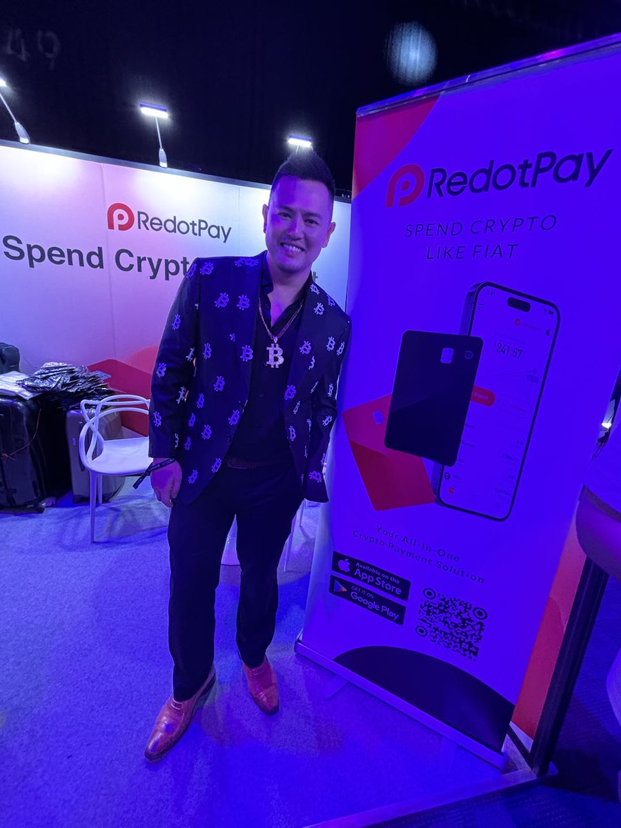 Excited to have met @HerbertRSim, aka Bitcoin Man at TOKEN 2049 Dubai!🚀  Looking forward to potential collaborations in the future with us! 🤝  #RedotPayTOKEN2049 #RedotPay #BitcoinMan #cryptocurrency