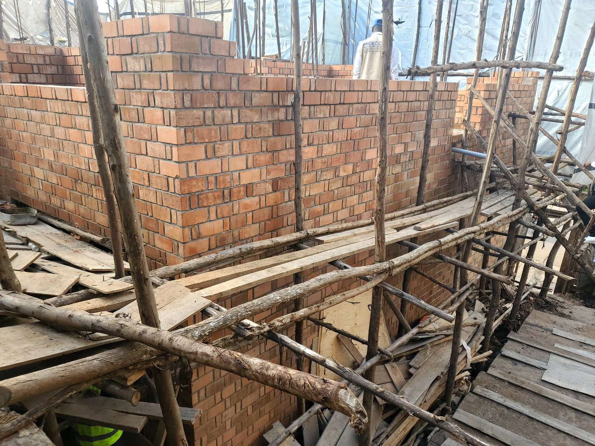 PROECCOSudKivu's tweet photo. Voici l'avancement des travaux de construction des bâtiments modèles dans la ville de Bukavu. 

#BatirLocalBatirLAvenir https://t.co/poLd1Qu8Ja
