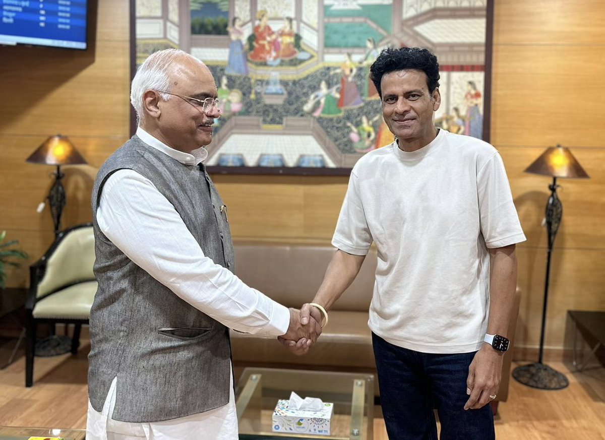At Jaipur Airport today, bumped into ace actor @BajpayeeManoj ! Had a nice informal conversation about movie-going culture and how theatre experience of movies need to be cultivated for deeper understanding of the appreciation of movies!