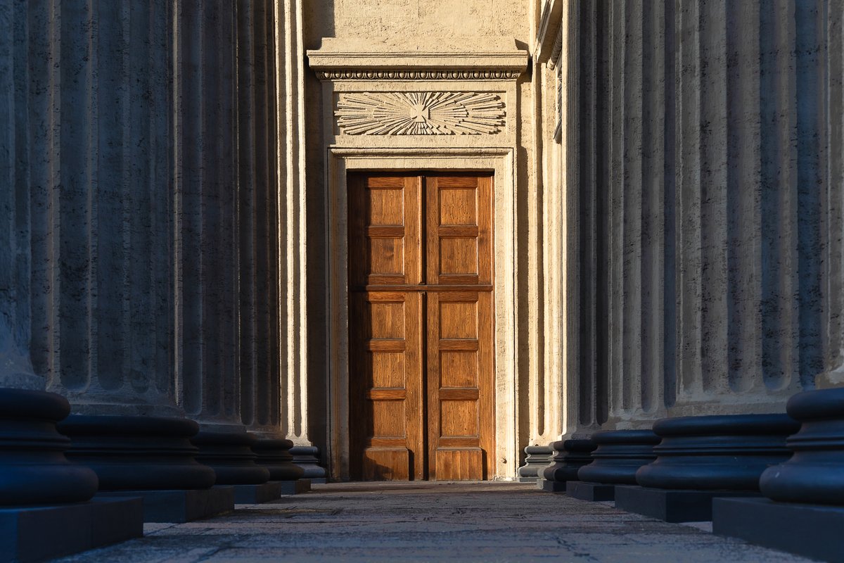 Doors and columns 
#architecture #doors #columns #photography #belgrade #SaintPetersburg