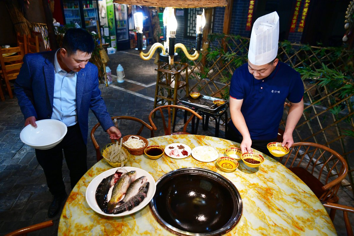 LetChinese's tweet image. In the vicinity of #Baiyangdian, the largest freshwater lake in northern China, whether it's local #foodies or young people who have recently arrived here, when it comes to their favorite #delicacy, they will always guide you to a #fish stew restaurant…🐠🐠🐠#Heibei #fishlover