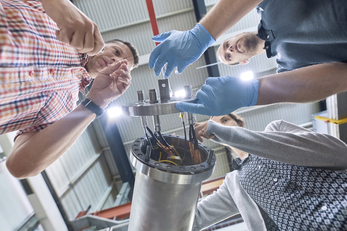 CERN_FR's tweet photo. Voici l'assemblage d'un prototype de cible pour la Beam Dump Facility, qui sera installé dans les dans une caverne souterraine de la #NorthArea.
Le faisceau du SPS atteindra la cible pour produire un grand nombre de particules qui seront analysées par la future expérience SHiP. https://t.co/YGfbarknEG