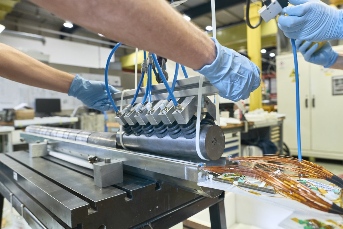 CERN_FR's tweet photo. Voici l'assemblage d'un prototype de cible pour la Beam Dump Facility, qui sera installé dans les dans une caverne souterraine de la #NorthArea.
Le faisceau du SPS atteindra la cible pour produire un grand nombre de particules qui seront analysées par la future expérience SHiP. https://t.co/YGfbarknEG