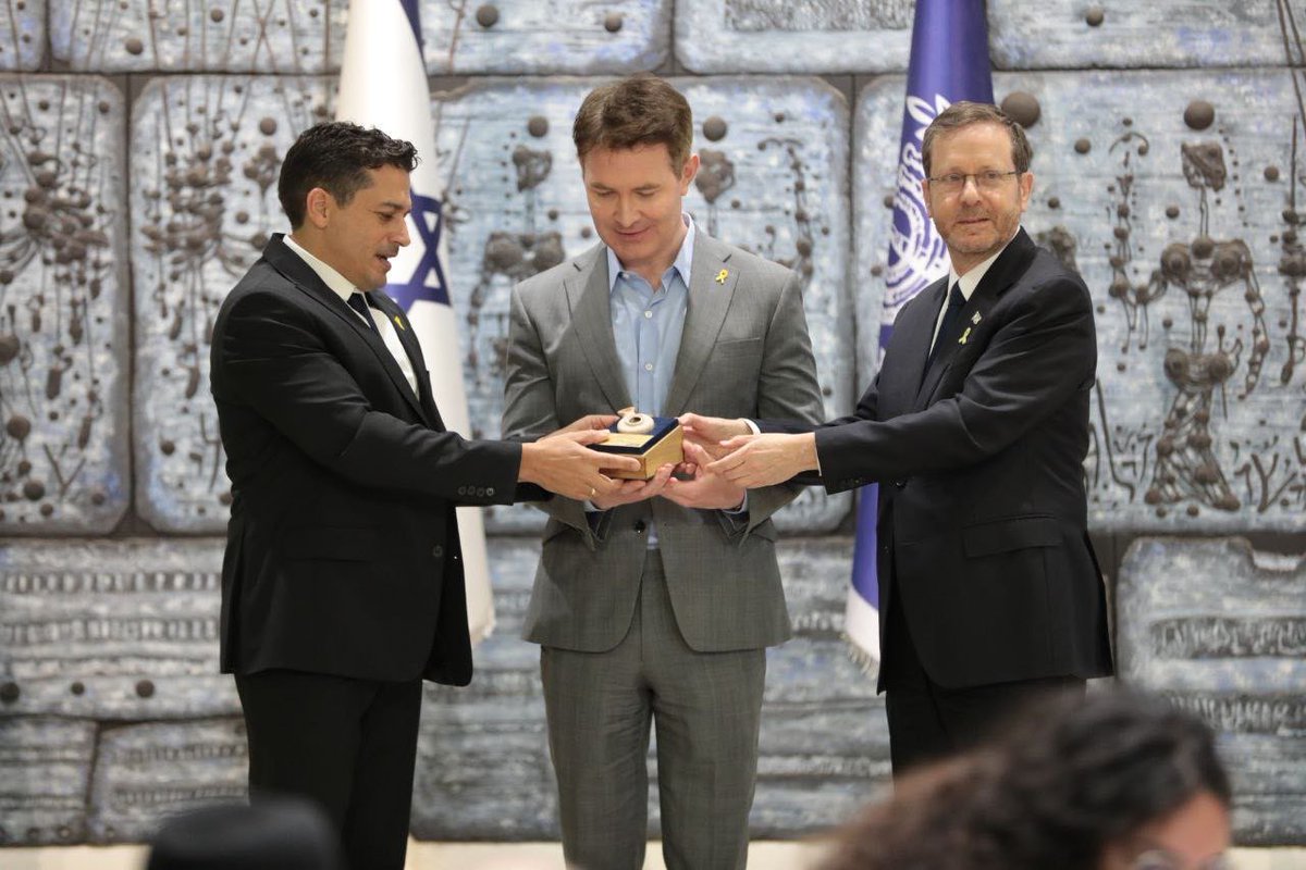 Douglas Murray has received an award from Israeli President Isaac Herzog for services rendered during the Gaza genocide. 'It’s an extraordinary privilege for me to align with the State of Israel...' gushed Israeli asset Douglas Murray at the president's residence.