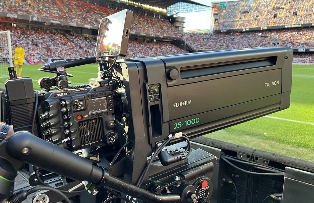 En este reportaje de Panorama Audiovisual, Manuel Tomás García, operador de steadycam de Grup Mediapro especializado en deportes y entretenimiento, aborda la evolución del look cine en entornos broadcast trazando su evolución y arrojando claves tecnológicas sobre cámaras, lentes,…