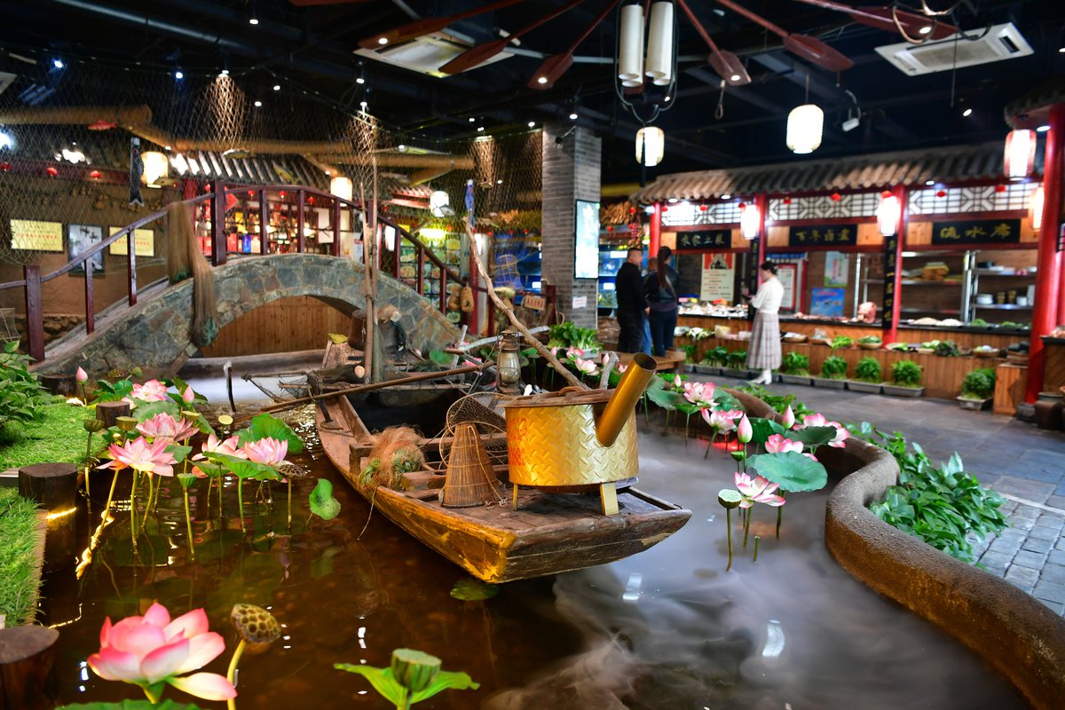 LetChinese's tweet image. In the vicinity of #Baiyangdian, the largest freshwater lake in northern China, whether it's local #foodies or young people who have recently arrived here, when it comes to their favorite #delicacy, they will always guide you to a #fish stew restaurant…🐠🐠🐠#Heibei #fishlover