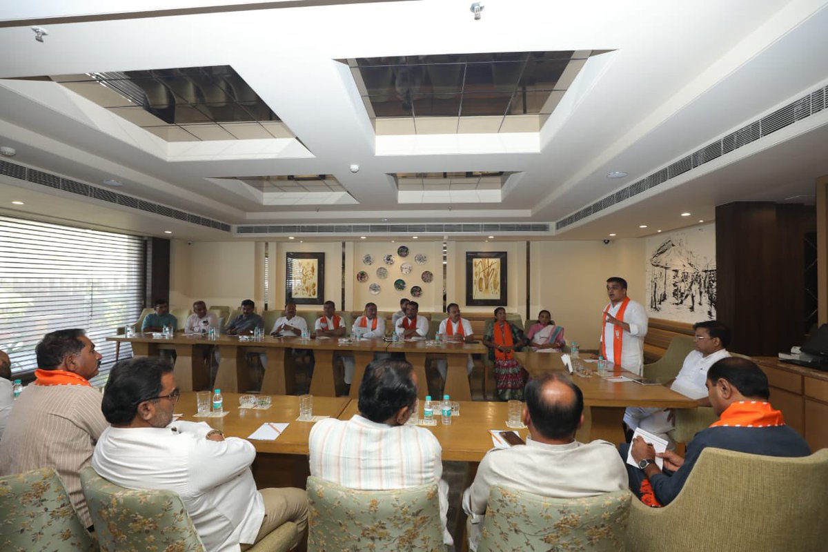 #Bhavnagar 
held a meeting on various topics along with senior  leaders
