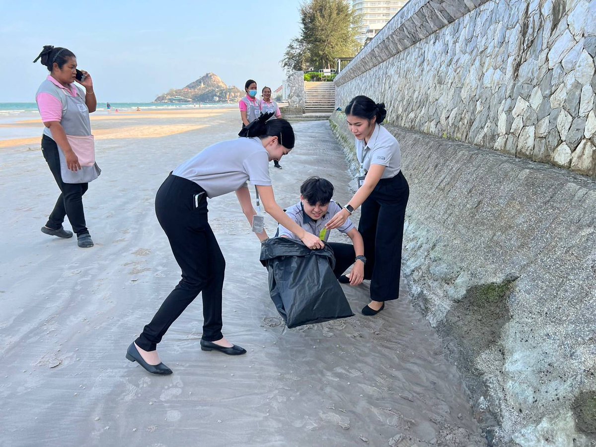 TeeDejsak's tweet photo. 22 เมษายน #วันคุ้มครองโลก #EarthDay
#PlusProperty ร่วมเป็นส่วนหนึ่งในการอนุรักษ์ธรรมชาติและสิ่งแวดล้อม ด้วยการเก็บขยะบริเวณชายหาดที่ติดกับโครงการ เพื่อให้ชายหาดหัวหินเป็นสถานที่พักผ่อนที่ยังคงความสวยงามตามธรรมชาติครับ
#BeautifulCommunity
#ความสุขเริ่มที่บ้าน
#LivingExperience https://t.co/O1lY1lywiI
