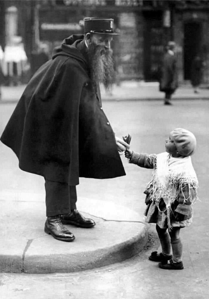 Tyttö ja poliisi Pariisissa 1929.