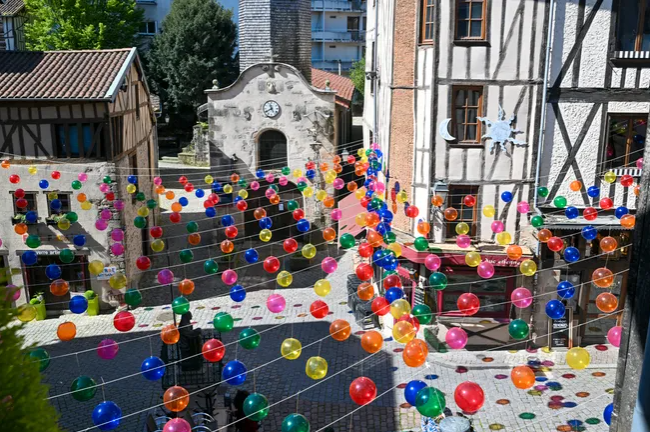 Un ciel de ballons sur la rue de la Boucherie à #Limoges lepopulaire.fr/limoges-87000/…