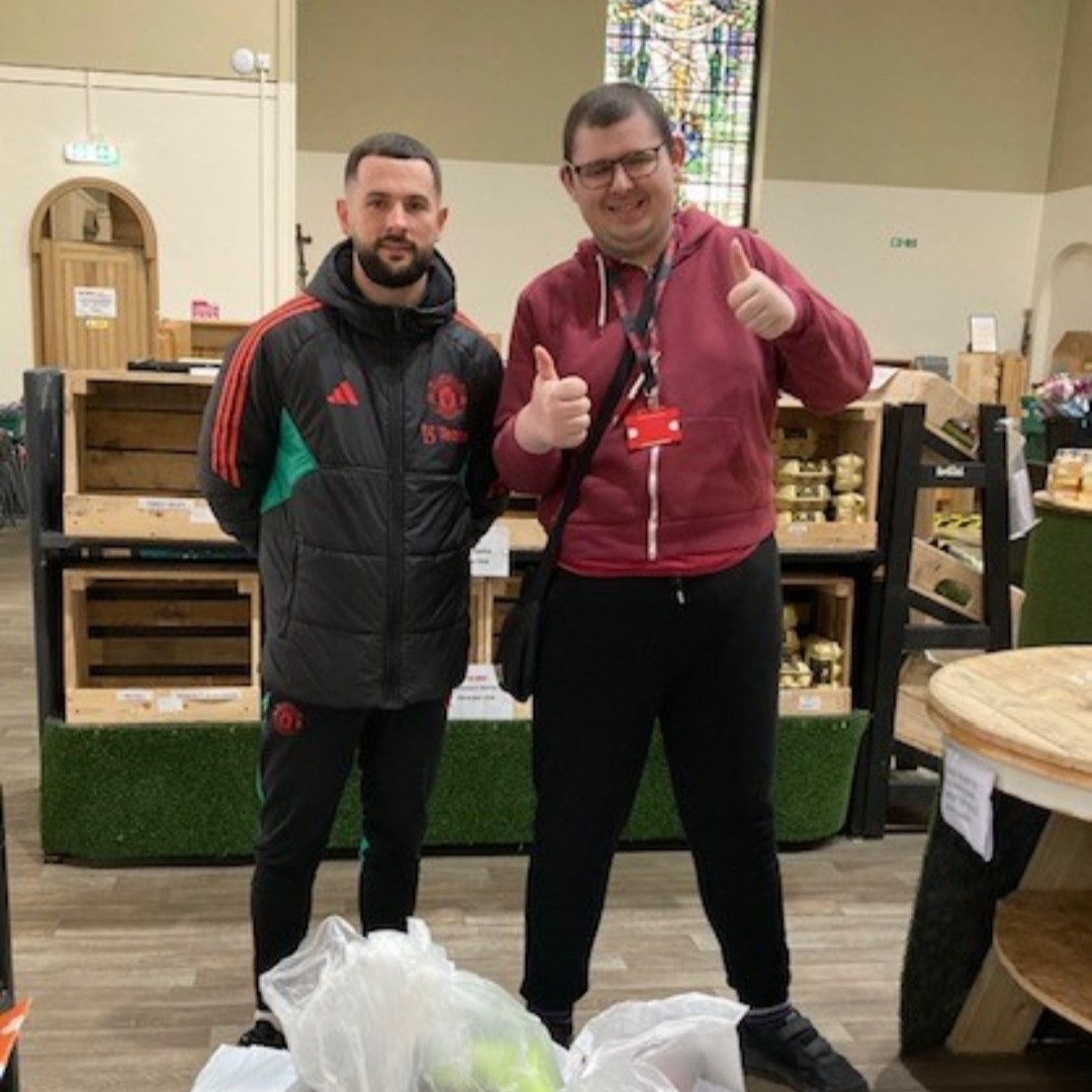 A big shoutout to Connor Hughes from @MU_Foundation & Dean Trust Rose Bridge for their incredible donation of warm essentials! 🧤❄️Thank you for making a difference in our community! Conner is pictured with our amazing volunteer Mark❤️#CommunitySupport #VolunteerAppreciation