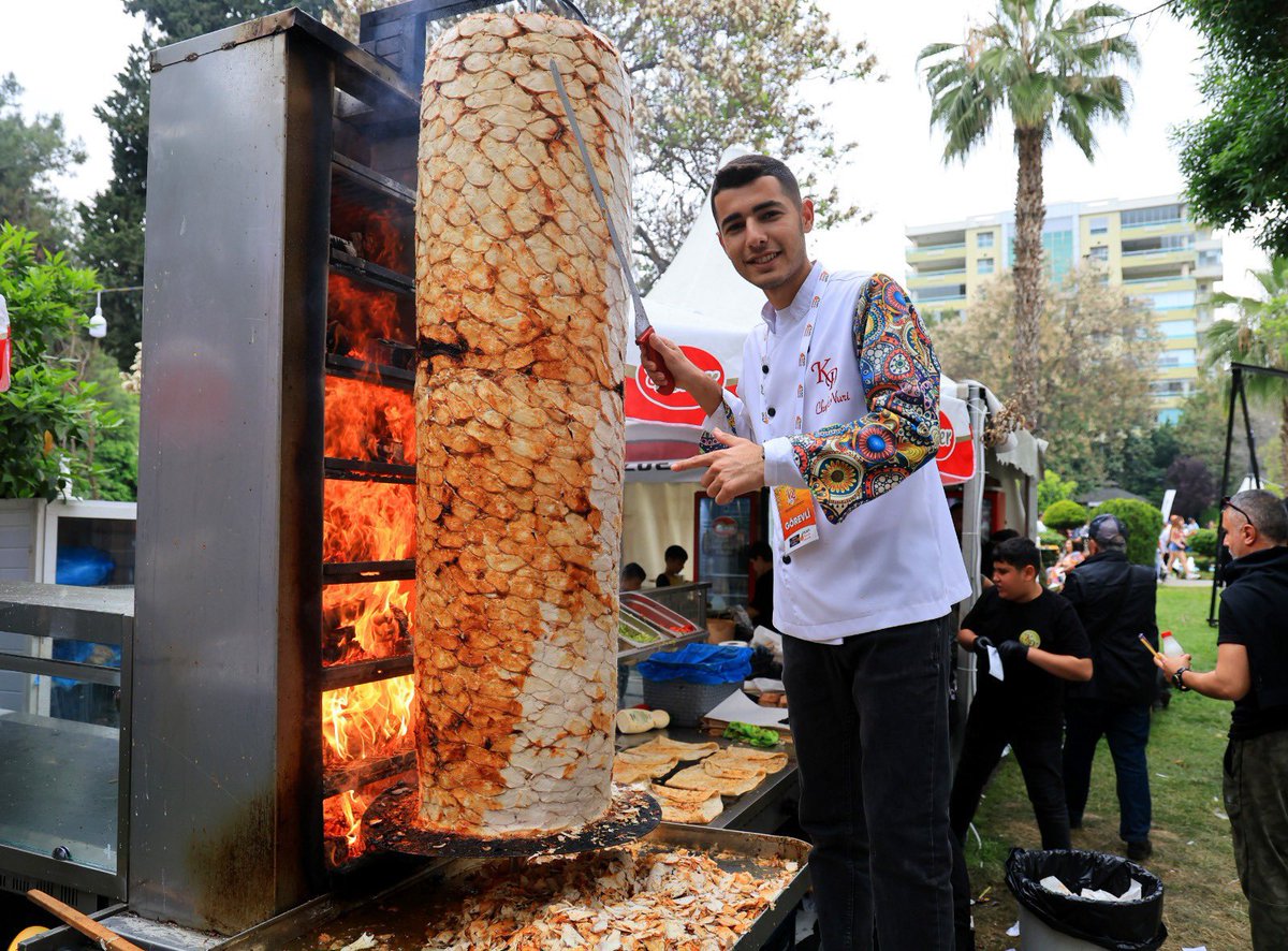 Adana'da Uluslararası Portakal Çiçeği Karnavalı'nda 310 ton et tüketildi.