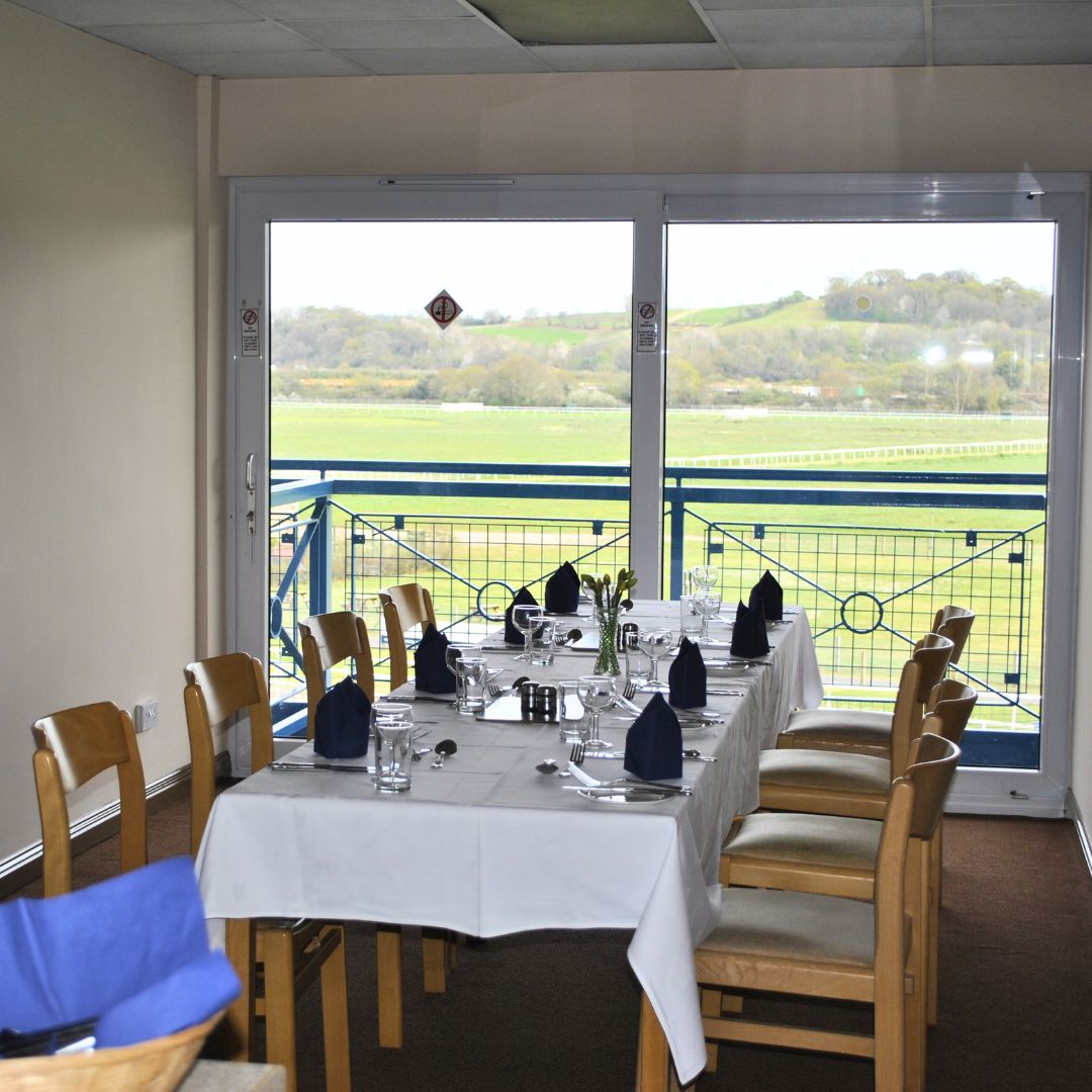 🏇 Our private hospitality boxes have all you need to create a day to remember! They're situated right by the Winning Post with views over the entire racecourse. Upcoming dates available: ✅ Wed 8 May ✅ Mon 20 May ✅ Wed 29 May ✅ Wed 5 June ❌Fri 14 June