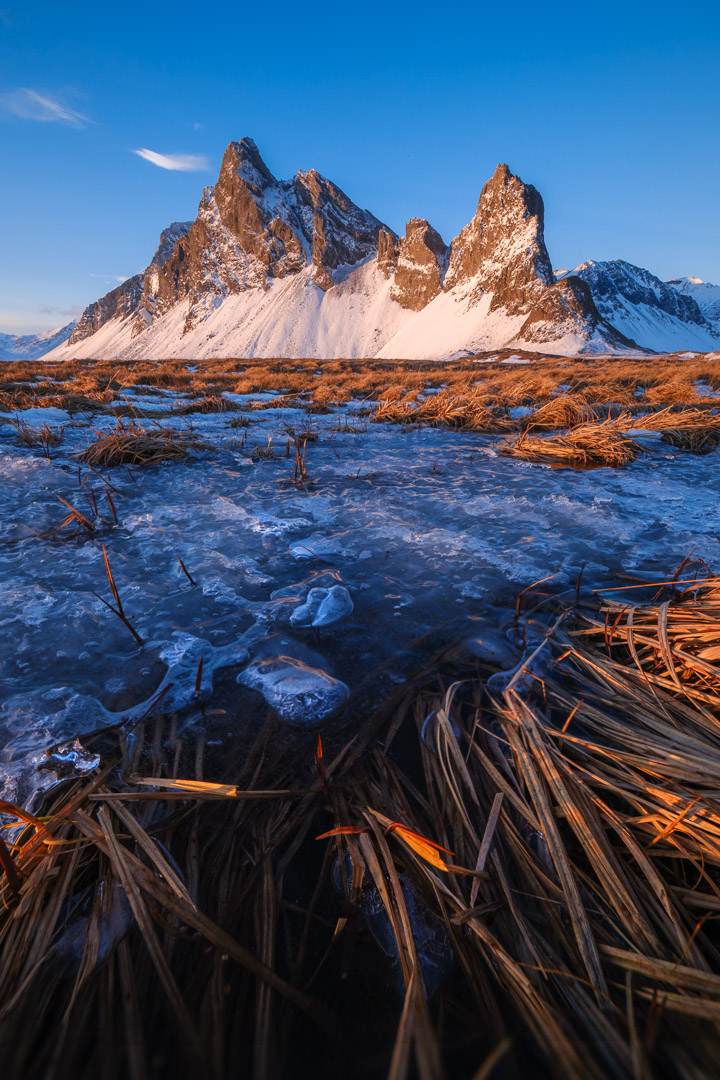 El contraste de los tonos helados de Islandia con los cálidos de la hierba abrasada nos regala composiciones muy armoniosas.