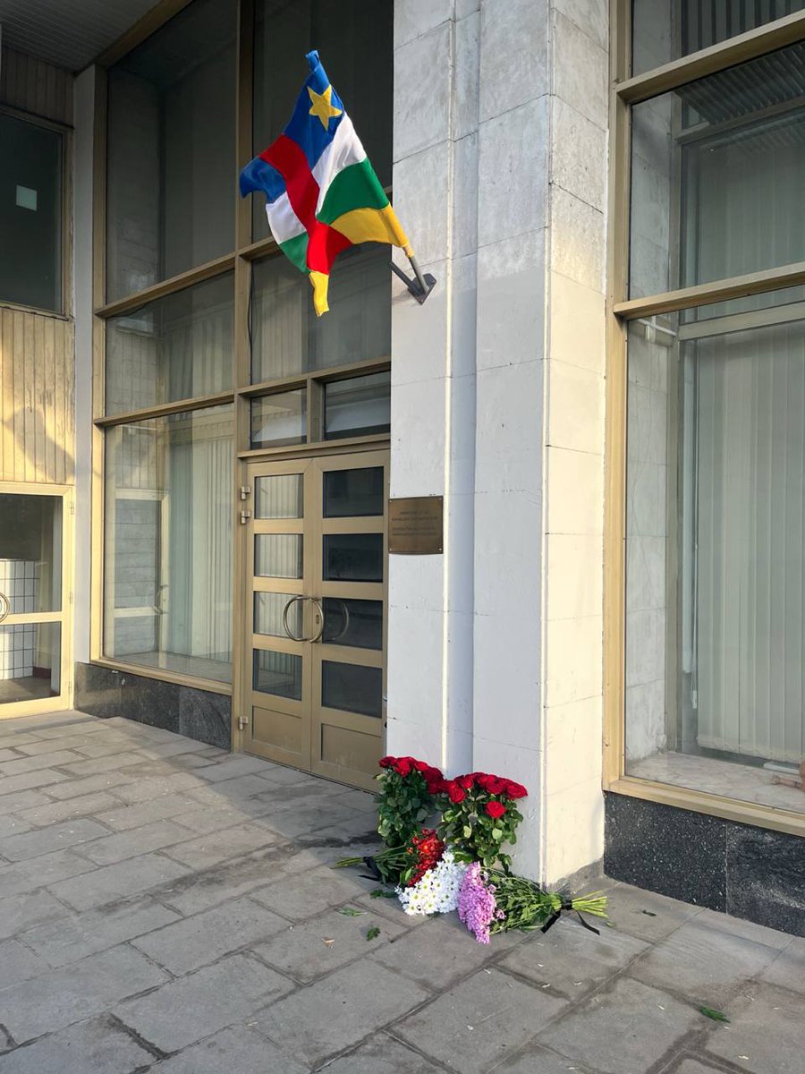 #Centrafrique : Des #Russes apportent des fleurs à l'ambassade de la #RCA à #Moscou en mémoire des victimes de la tragédie sur la rivière M'poko. Les Russes partagent le deuil du peuple centrafricain