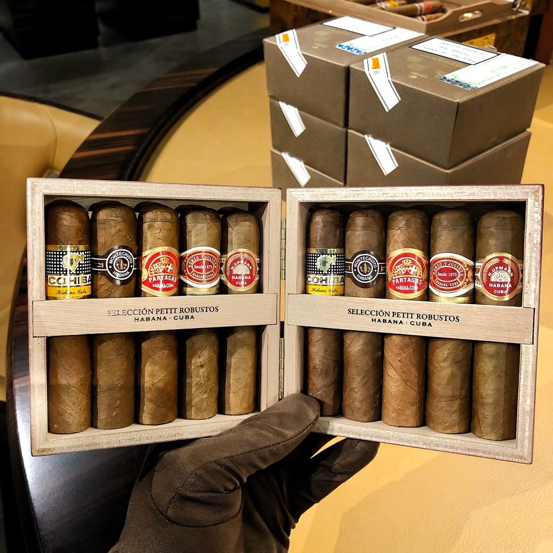 Need a summer vacation essentials kit? 😎🌴
The Selección includes 10 Petit Robustos, 2 of each for the 5 most prestigious brands of Habanos: Cohiba, Montecristo, RYJ, Partagás and H. Upmann! It will fit in any suitcase and will allow you to enjoy your daily dose of Habano 💨🇨🇺