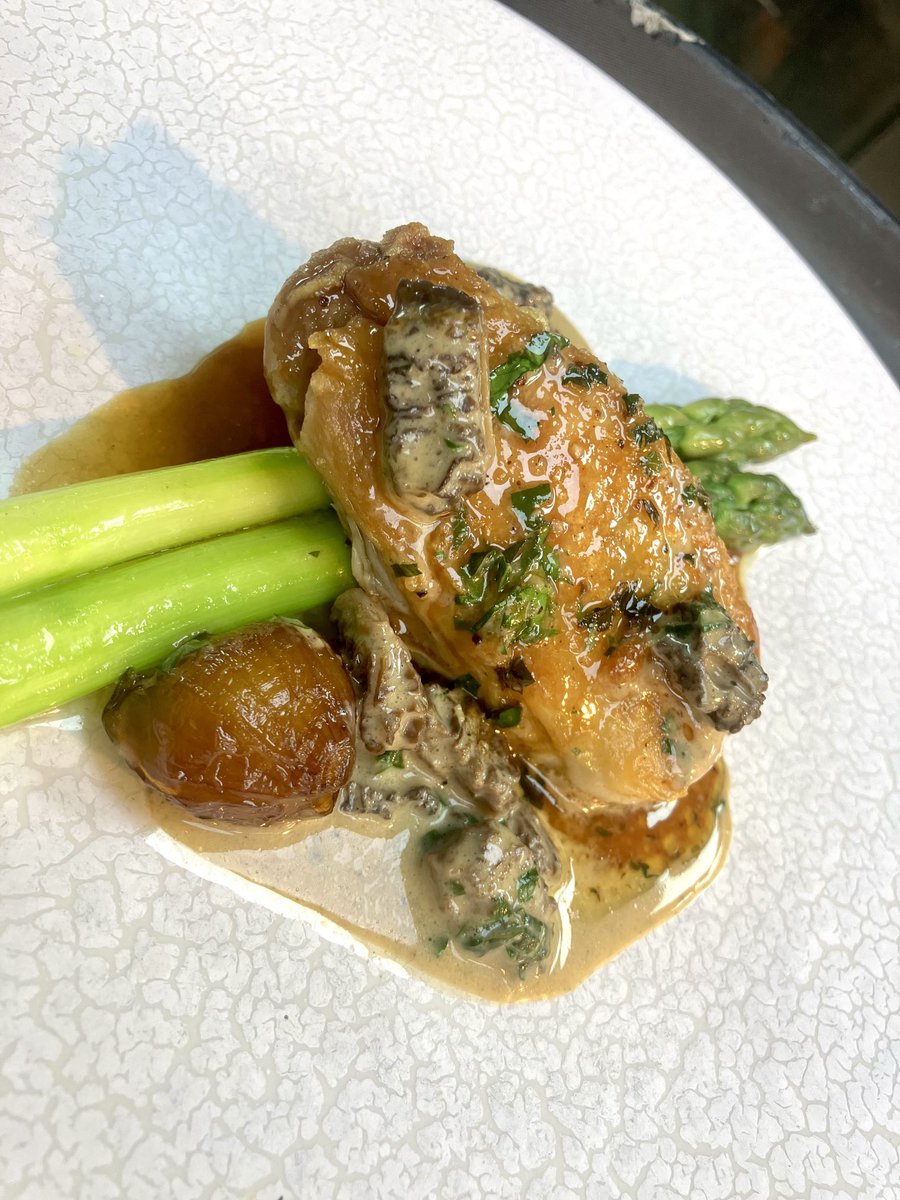 Confit chicken thigh, creamed morels and asparagus