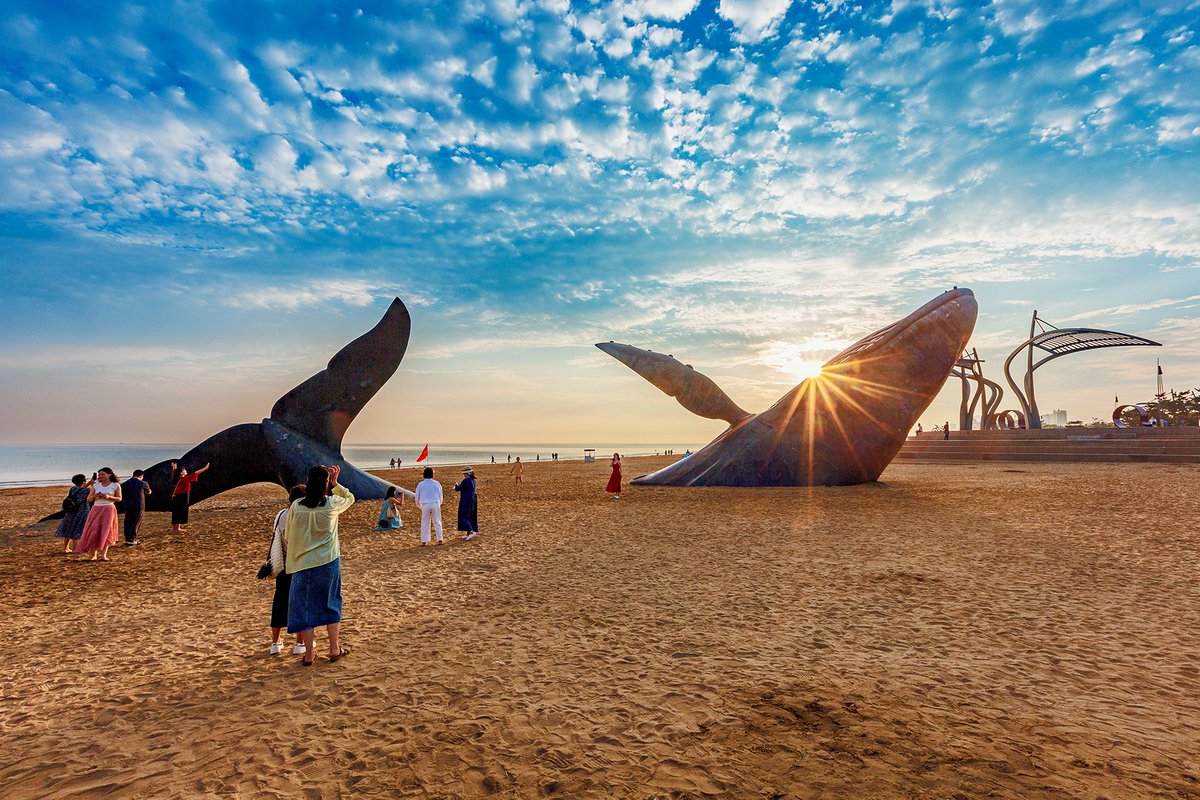 Bajiao Bay in #Yantai City is a picturesque ecological bay adorned with lively fish and seagulls. An iconic sculpture of a breaching whale🐳 is a well-known landmark that symbolizes the rhythm of life.
🌏As we celebrate the 55th #WorldEarthDay, let's cherish our planet and strive