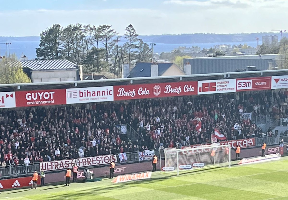 On ne va pas refaire le match. Après l’injustice subie à Lyon, cette défaite à domicile de ce dimanche contre Monaco nous reste en travers de la gorge. Soyons malgré tout des supporters fiers de nos joueurs et confiants dans les qualités de notre équipe. Ici c’est Brest !!! @SB29