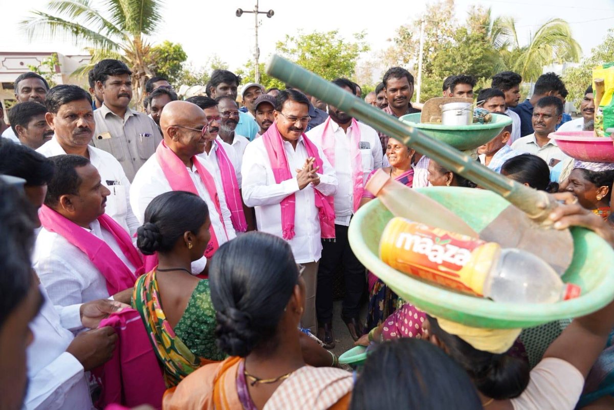 ఎన్నికల ప్రచారంలో భాగంగా వనపర్తి నియోజకవర్గంలోని కొత్త బండరాయిపాకుల, రేవెల్లి గ్రామాల్లో మాజీ మంత్రివర్యులు శ్రీ సింగిరెడ్డి నిరంజన్ రెడ్డి గారి నేతృత్వంలో స్థానిక భారాస పార్టీ ప్రజాప్రతినిధులు, నాయకులు, కార్యకర్తలతో కలసి ఇంటి ఇంటికి ప్రచారం నిర్వహించాము. మార్గమధ్యలో గుడిపల్లి