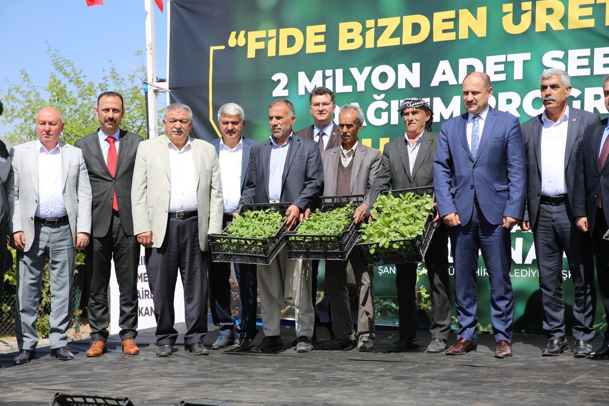 Karakoprubel's tweet photo. Karaköprü Belediye Başkan Yardımcımız Hamza Bayer, Şanlıurfa Büyükşehir Belediyesi’nin 2 Milyon Sebze Fidesi Dağıtım Programı’nda, Büyükşehir Belediye Başkanı Sn. Mehmet Kasım Gülpınar’a eşlik etti. 

Büyükşehir Belediyesi’nin kendi seralarında üreterek çiftçilerimize ücretsiz olarak dağıttığı, iki milyon fidenin çiftçilerimize ve şehrimize güzel kazançlar sağlamasını temenni ediyoruz.