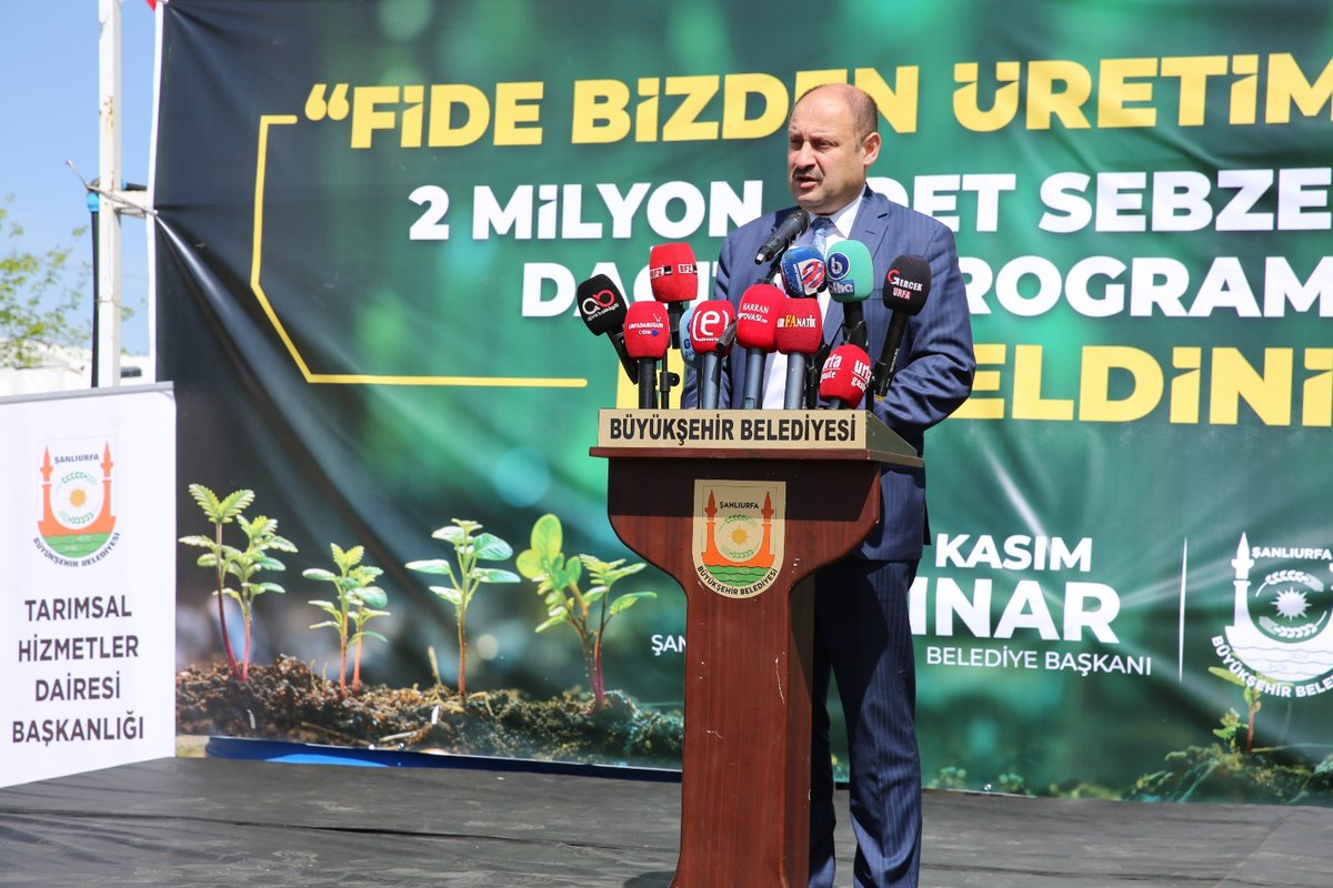Karakoprubel's tweet photo. Karaköprü Belediye Başkan Yardımcımız Hamza Bayer, Şanlıurfa Büyükşehir Belediyesi’nin 2 Milyon Sebze Fidesi Dağıtım Programı’nda, Büyükşehir Belediye Başkanı Sn. Mehmet Kasım Gülpınar’a eşlik etti. 

Büyükşehir Belediyesi’nin kendi seralarında üreterek çiftçilerimize ücretsiz olarak dağıttığı, iki milyon fidenin çiftçilerimize ve şehrimize güzel kazançlar sağlamasını temenni ediyoruz.