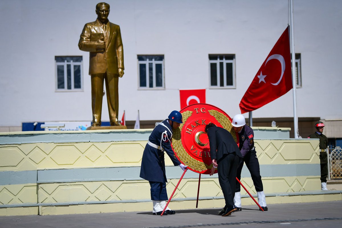 🔴Hakkari’nin düşman işgalinden kurtuluşunun 106. yıl dönümü törenle kutlandı.
 
📌Valilik binası önünde yapılan tören; Atatürk Anıtı’na Valilik Makamı, Garnizon Komutanlığı ve Belediye Başkanlığı çelenklerinin sunulmasıyla başladı.
 
Saygı duruşunda bulunulması ve İstiklal