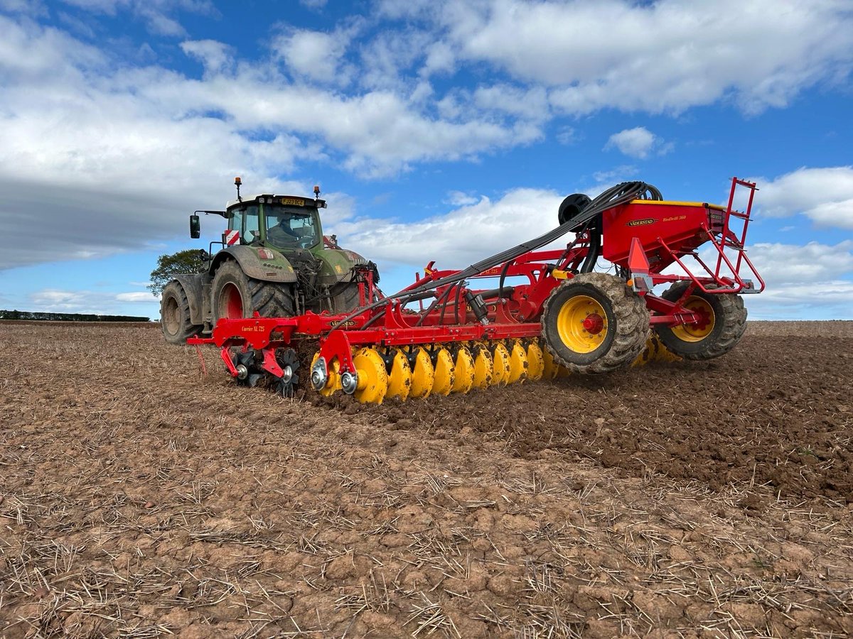 Happy Monday! Here's the Fendt 936 & Vaderstad Carrier 725 XL with Cross-Cutter aggressive discs working in the sunshine over the weekend ☀️💪 #bandbtractors #fendt #vaderstad