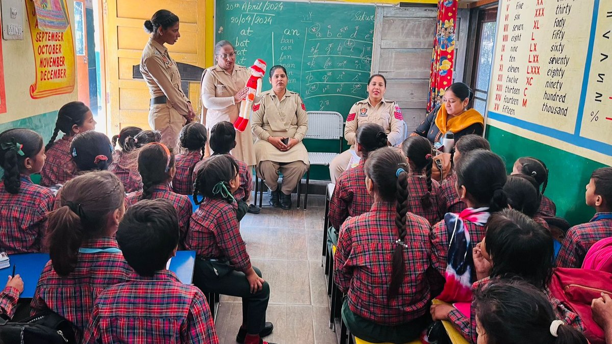 Commissionerate Police Jalandhar's #ShaktiHelpDesk organized an awareness seminar at Govt. Primary Smart School, Garha, focusing on educating children about domestic violence, understanding good touch and bad touch, and the importance of helpline numbers 112 & 1098. #SaanjhShakti