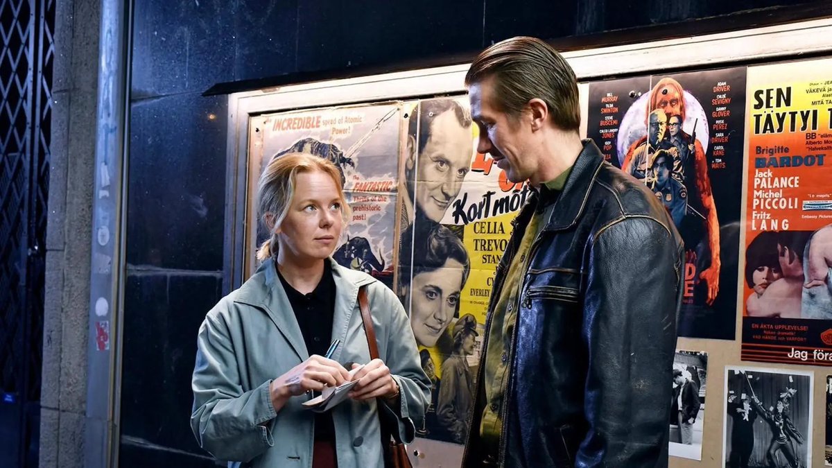laparadadelcine's tweet photo. Y todo ello con la magnífica fotografía de Timo Salminen que hace que muchas veces no sepas si estamos en la actualidad o en los 60, debido a unos colores tan llamativos (Eward Hopper total♥️) y a unos objetos tan Vintage que descoloca…

Solamente la locución de la guerra de Ucrania por la radio y un calendario que marca 2024, nos saca de nuestra duda🙈…