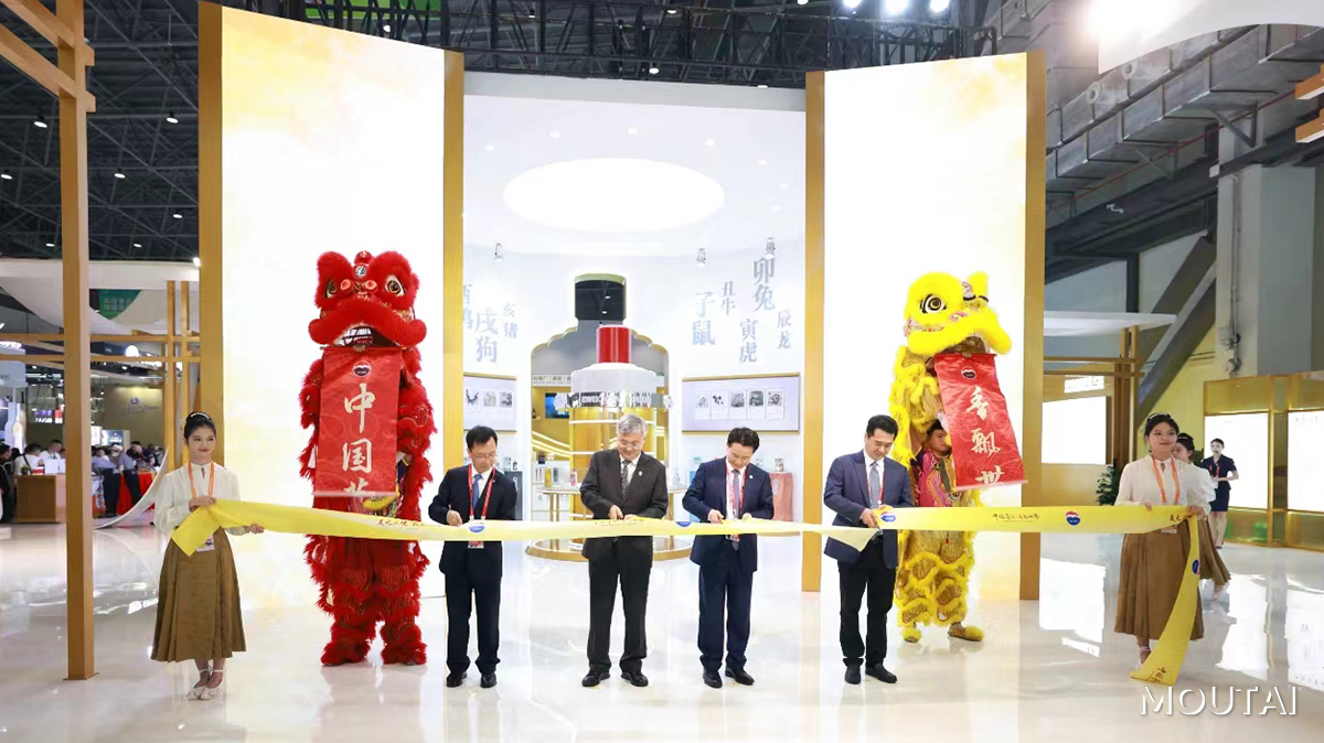 #China International Consumer Products Expo 2024 was held in Haikou. Ding Xiongjun, Chairman of #Moutai Group made a speech at the launching ceremony of the Global Consumption Event Series to tell the story of Chinese culture to the world along with Chinese brands. #MoutaiNews