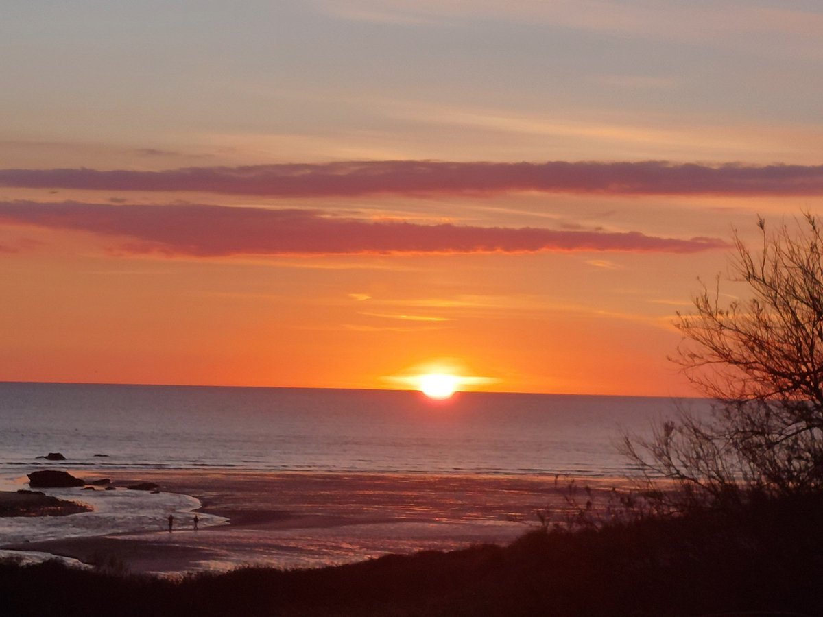 Last night's sunset. #MawganPorth #Padstow
@We_are_Cornwall @Intocornwall @beauty_cornwall
@WestcountryWide @Kernow_outdoors
@Cornwall_Coast @Devon_Cornwall @iloveukcoast