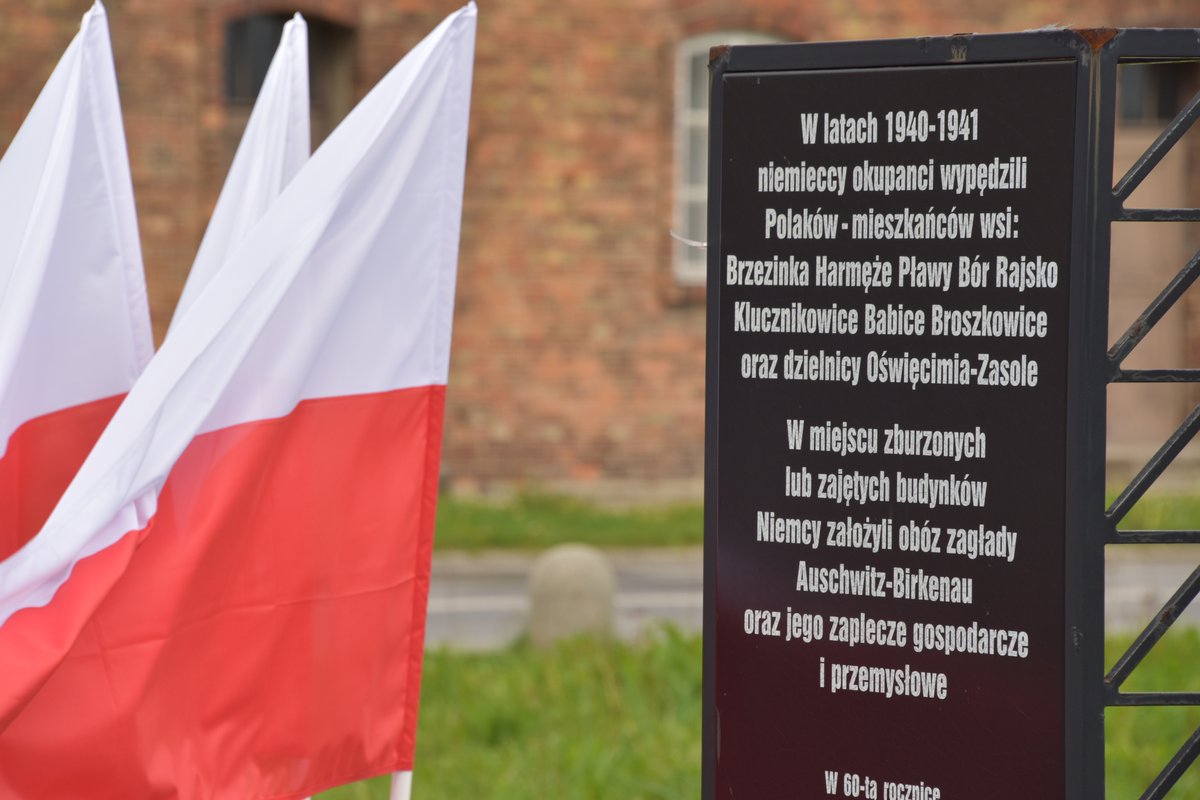 Delegations of local communities, municipalities & @AuschwitzMuseum commemorated today the 83rd anniversary of the expulsions of Polish civilians from Brzezinka & surrounding area due to the expansion of the German camp Auschwitz. More about this story: lekcja.auschwitz.org/2019_wysiedlen…