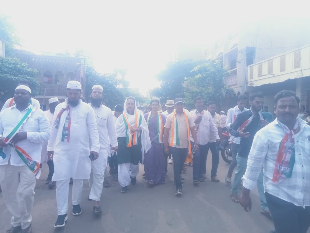 Vibrant democracy in action: Bagalkot district's Jhamkhandi assembly witnesses a power-packed rally with MP candidate Samyukta Patil, Ex-MLA Anand Nyamgoud, KPCC General Secretary Ruksana Ustad, and numerous local corporators energizing the crowd at the bustling Jhamkhandi market