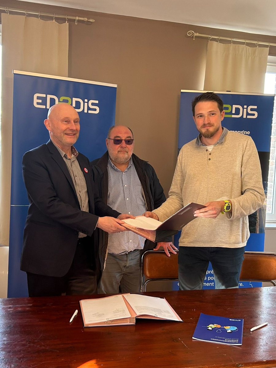 enedis_hdf's tweet photo. Retour en images d'une journée pleine d'énergie⚡️dans le Cambrésis ! Aux côtés du @sidec59, @enedis a signé 2 conventions 📚d'#AutoconsommationCollective avec les maires de #Proville et de #Wambaix, soutenant ainsi la #TransitionEcologique locale ♻️ ! https://t.co/j52u4tGuvn