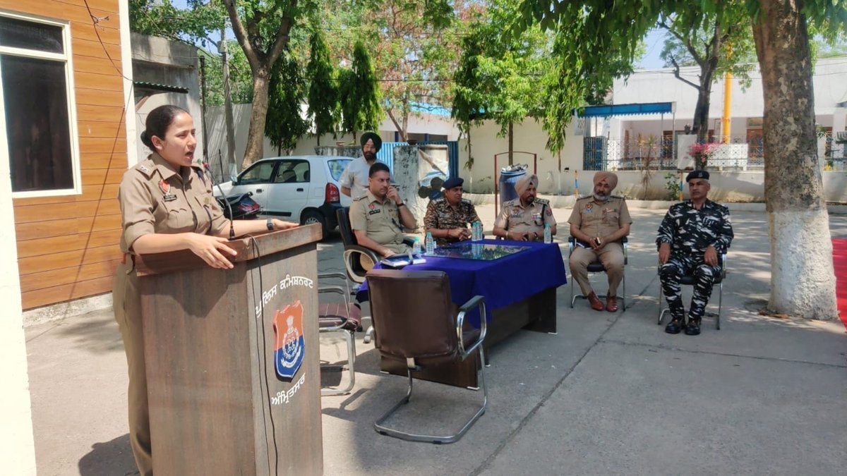 Commissionerate Police, Amritsar briefed the CRPF jawan on duty to conduct the upcoming Lok Sabha Elections-2024 peacefully and in fair manner and crack down on anti-social elements.

#YourSafetyOurPriority